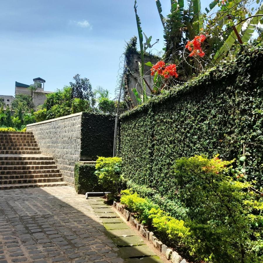 Riad Prince Louis Yaoundé Eksteriør bilde